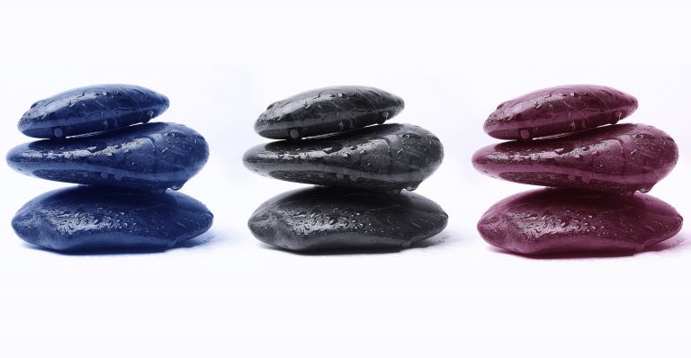 3 pierres de couleurs pour illustrer sophrologie