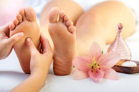 Massage du pied en reflexologie plantaire
